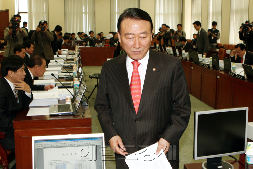 7일 오전 열린 국회  행정안전위원회에서 안경률 위원장이 자리로 들어서고 있다.양동출dcyang@heraldm.com/110307/
7일 오전 열린 국회  행정안전위원회에서 안경률 위원장이 자리로 들어서고 있다.양동출dcyang@heraldm.com/110307/
7일 오전 열린 국회  행정안전위원회에서 안경률 위원장이 자리로 들어서고 있다.양동출dcyang@heraldm.com/110307/
각종 이익단체와 기업 등의 입법로비를 합법화한 정치자금법 개정안을 지난 4일 기습 상정 처리해 따가운 비판을 받고 있는 국회 행정안전위원회의 안경률 위원장이 7일 오전 국회에서 상임위 회의를 열기 위해 위원장 자리로 들어서고 있다. 양동출 기자/dcyang@
