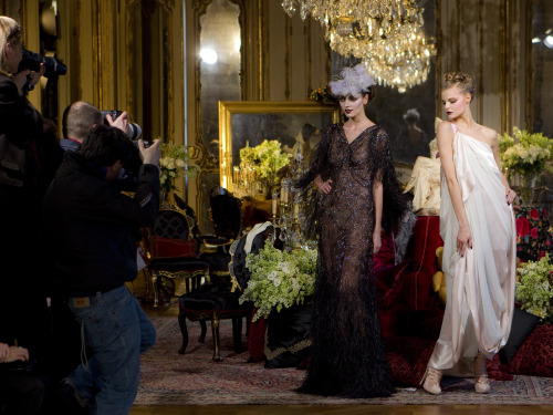 <YONHAP PHOTO-0541> A model wears a creation from designer John Galliano as part of his Fall-Winter, ready-to-wear 2012 fashion collection, during Paris Fashion week, Sunday, March 6, 2011. (AP Photo/Joel Ryan)/2011-03-07 07:56:47/ <저작권자 ⓒ 1980-2011 ㈜연합뉴스. 무단 전재 재배포 금지.>
Models wear creations from designer John Galliano as part of his Fall-Winter, ready-to-wear 2012 fashion collection, during Paris Fashion week, Sunday.  AP-Yonhap News