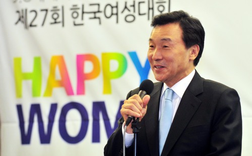 3.8세계여성의날 기념 제27회 한국여성대회가 7일 서울 프레스센터에서 열려 손학규 민주당대표가 축사를 하고 있다.<br />김명섭 기자 msiron@
3.8세계여성의날 기념 제27회 한국여성대회가 7일 서울 프레스센터에서 열려 손학규 민주당대표가 축사를 하고 있다.
김명섭 기자 msiron@