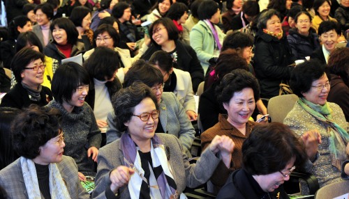 3.8세계여성의날 기념 제27회 한국여성대회가 7일 서울 프레스센터에서 열려 참석자들이 서로 손을 잡고 환하게 웃고 있다.<br />김명섭 기자 msiron@
3.8세계여성의날 기념 제27회 한국여성대회가 7일 서울 프레스센터에서 열려 참석자들이 서로 손을 잡고 환하게 웃고 있다.
김명섭 기자 msiron@