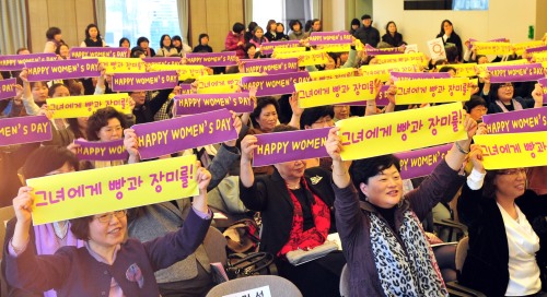 3.8세계여성의날 기념 제27회 한국여성대회가 7일 서울 프레스센터에서 열려 참석자들이 '그녀에게 빵과 장미를'이란 구호를 외치며 퍼포먼스를 하고 있다.<br />김명섭 기자 msiron@
3.8세계여성의날 기념 제27회 한국여성대회가 7일 서울 프레스센터에서 열려 참석자들이 '그녀에게 빵과 장미를'이란 구호를 외치며 퍼포먼스를 하고 있다.
김명섭 기자 msiron@