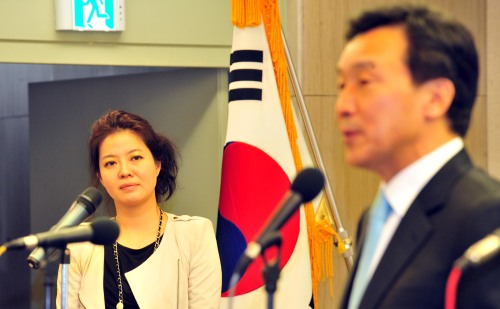 3.8세계여성의날 기념 제27회 한국여성대회가 7일 서울 프레스센터에서 열려 사회자인 배우 김여진이 손학규 민주당 대표의 축사를 유심히 듣고 있다.<br />김명섭 기자 msiron@
3.8세계여성의날 기념 제27회 한국여성대회가 7일 서울 프레스센터에서 열려 사회자인 배우 김여진이 손학규 민주당 대표의 축사를 유심히 듣고 있다.
김명섭 기자 msiron@