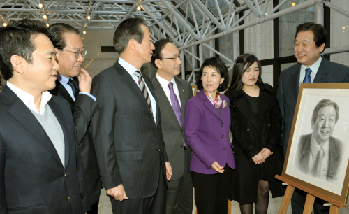 역사풍속화가인 고(故) 혜촌 김학수 화백의 외손녀 장신영(홍익대 미대)씨가 탈북한 뒤 국내로 입국하기 전 제3국의 공관에 머무르면서 그린 국회의원의 초상화 28점의 전시회가 7일 오전 국회 의원회관에서 열렸다.양동출dcyang@heraldm.com/110307/
역사풍속화가인 고(故) 혜촌 김학수 화백의 외손녀 장신영(홍익대 미대)씨가 탈북한 뒤 국내로 입국하기 전 제3국의 공관에 머무르면서 그린 국회의원의 초상화 28점의 전시회가 7일 오전 국회 의원회관에서 열렸다.양동출dcyang@heraldm.com/110307/