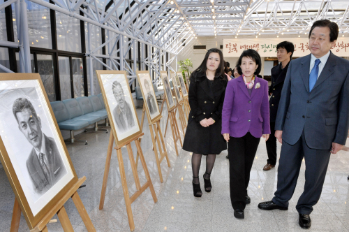 역사풍속화가인 고(故) 혜촌 김학수 화백의 외손녀 장신영(홍익대 미대)씨가 탈북한 뒤 국내로 입국하기 전 제3국의 공관에 머무르면서 그린 국회의원의 초상화 28점의 전시회가 7일 오전 국회 의원회관에서 열렸다. 김무성(오른쪽부터) 한나라당 의원, 박선영 자유선진당 의원, 장신영 양이 홍정욱 한나라당 의원 초상화 등을 둘러보고 있다.양동출dcyang@heraldm.com/110307/
역사풍속화가인 고(故) 혜촌 김학수 화백의 외손녀 장신영(홍익대 미대)씨가 탈북한 뒤 국내로 입국하기 전 제3국의 공관에 머무르면서 그린 국회의원의 초상화 28점의 전시회가 7일 오전 국회 의원회관에서 열렸다. 김무성(오른쪽부터) 한나라당 의원, 박선영 자유선진당 의원, 장신영 양이 홍정욱 한나라당 의원 초상화 등을 둘러보고 있다.양동출dcyang@heraldm.com/110307/