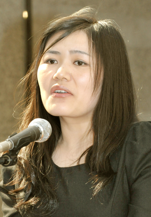 7일 오전 국회의원회관에서 초상화 전시회 개막식을 한 탈북여대생 장신영(홍익대  미대) 씨가 답사를 하고 있다.양동출dcyang@heraldm.com/110307/
7일 오전 국회의원회관에서 초상화 전시회 개막식을 한 탈북여대생 장신영(홍익대  미대) 씨가 답사를 하고 있다.양동출dcyang@heraldm.com/110307/