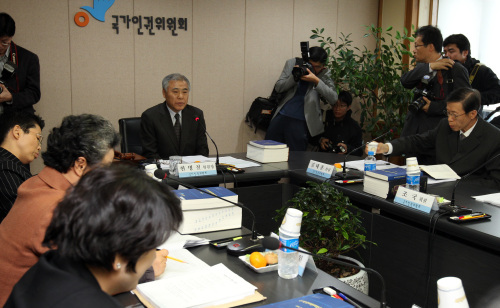 Hyun Byung-chul, chairman of the National Human Rights Commission, speaks at a meeting of the panel executives in Seoul on Monday.  (Yonhap News)