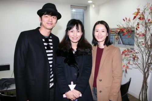 공지영의 소설 ‘도가니’가 영화로 선보인다. 왼쪽부터 공유, 공지영, 정유미.