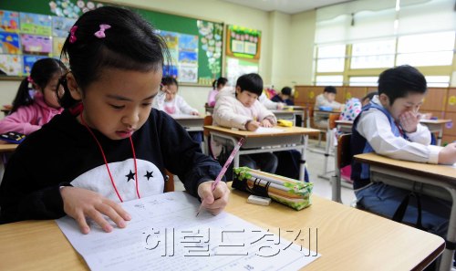 서울시교육청이 8일 오전 9시 초등학교 3, 4, 5학년과 중학교 1, 2학년을 대상으로 '2011 교과학습 진단평가'를 실시한 가운데 서울 흥인초등학교 3학년 학생들이 진지한 표정으로 시험을 치르고 있다. 박해묵 기자/mook@heraldm.com
서울시교육청이 8일 오전 9시 초등학교 3, 4, 5학년과 중학교 1, 2학년을 대상으로 '2011 교과학습 진단평가'를 실시한 가운데 서울 흥인초등학교 3학년 학생들이 진지한 표정으로 시험을 치르고 있다. 박해묵 기자/mook@heraldm.com
서울 흥인초등학교 3학년 학생이 8일 실시된 ‘2011 교과학습진단평가’ 에서 시험을 치르고 있다. 진단평가에 부정적인던 진보교육감들이 학교자율선택에 맡겼지만 서울·경기지역 대부분의 학교가 시험을 치르기로 결정했다.  박해묵 기자/mook@