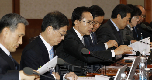 8일 이명박 대통령이 청와대에서 국무회의를 주재하고 있다.<br />정희조 기자/checho@heraldm.com 110308
8일 이명박 대통령이 청와대에서 국무회의를 주재하고 있다.
정희조 기자/checho@heraldm.com 110308
이명박 대통령은 8일 청와대 국무회의를 주재한 자리에서 “물가로 고통받고 있는 서민층을 위해 국무위원들이 현장 목소리를 듣고 실효성 있는 정책이 나오도록 노력해 달라”고 주문했다. 정희조 기자/checho@