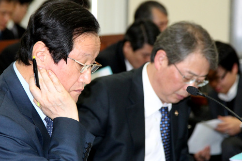 <YONHAP PHOTO-2000> 자료 보는 윤증현 장관 (서울=연합뉴스) 백승렬 기자 = 윤증현 기획재정부 장관이 7일 국회 기획재정위원회에서 자료를 보고 있다. 2011. 3. 7 srbaek@yna.co.kr/2011-03-07 17:55:02/ <저작권자 ⓒ 1980-2011 ㈜연합뉴스. 무단 전재 재배포 금지.>
물가는 오르고 예금자보호법은 통과되지 못하고 취임 이후 가장 어려운 나날을 보내고 있는 윤증현 재정경제부 장관이 7일 국회 재정위에 앞서 자료를 살펴보고 있다.  [연합뉴스]