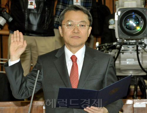 양건 감사원장 후보자가 8일 오전 열린 국회 인사청문특위에 출석,인사청문회에 앞서 후보자선서를 하고 있다.양동출dcyang@heraldm.com/110308/
양건 감사원장 후보자가 8일 오전 열린 국회 인사청문특위에 출석,인사청문회에 앞서 후보자선서를 하고 있다.양동출dcyang@heraldm.com/110308/
양건 감사원장 후보자가 8일 오전 열린 국회 인사청문특위에 출석,인사청문회에 앞서 후보자선서를 하고 있다.양동출dcyang@heraldm.com/110308/