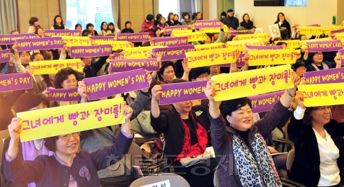 3.8세계여성의날 기념 제27회 한국여성대회가 7일 서울 프레스센터에서 열려 참석자들이 '그녀에게 빵과 장미를'이란 구호를 외치며 퍼포먼스를 하고 있다.<br />김명섭 기자 msiron@
육아와 가족 간병을 도맡아온 여성들이 일과 가정을 함께 돌보도록 하기 위한 제도가 속속 마련되고 있지만, 현장 ddj 토토사이트 높지 않다. 7일 열린 ‘3ㆍ8 세계여성의 날 기념 제27회 한국여성대회’에서 참석자들이 여성의 생존권과 인권을 의미하는 ‘그녀에게 빵과 장미를’이란 구호가 담긴 피켓을 들어 보이고 있다. 김명섭 기자/msiron@