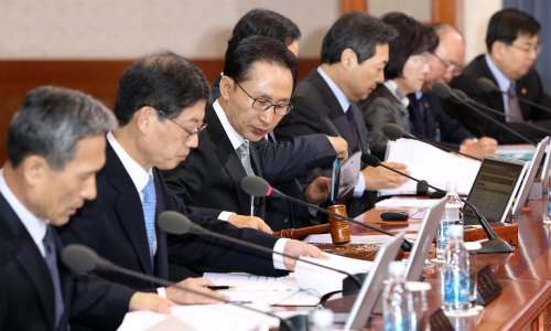 President Lee Myung-bak (third from left) presides over a Cabinet meeting (Yonhap News)