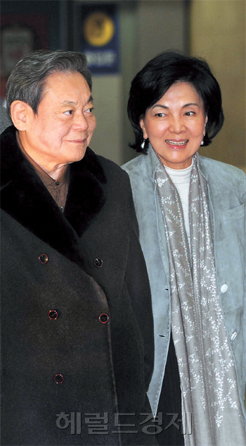 이건희 삼성 회장이 8일 오전 평창 동계올림픽 유치 지원을 위한 해외 출장에서 돌아오자마자‘ 세계 1등 제품론’을 재차 강조했다. 이 회장이 홍라희 여사와 함께 손을 잡고 공항 로비로 들어서고 있다. 이상섭 기자/babtong@heraldm.com