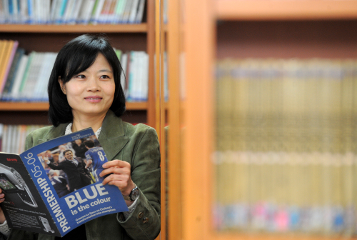 동대부중 축구부 영어교사 황성아 선생 인터뷰./ 안훈기자 rosedale@ 2011.03.03
Hwang Sung-ah, English instructor for Dongguk University Middle School’s soccer team, with her teaching materials at the school library.     Ahn Hoon/The Korea Herald