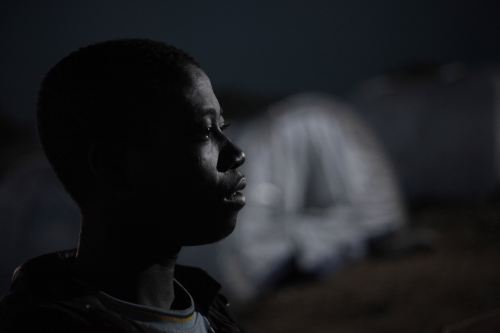 <YONHAP PHOTO-0268> A man from Ghana, who used to work in Libya and fled the unrest in the country, waits to be evacuated from a refugee camp at the Tunisia-Libyan border, in Ras Ajdir, Tunisia, Monday, March 7, 2011. The 20,000-capacity transit camp for thousands of migrant workers who have fled the fighting in Libya in the past two weeks is about seven kilometers (four miles) from the Libyan border and is expanding with each day of crisis in Libya. (AP Photo/Lefteris Pitarakis)/2011-03-08 04:29:05/ <저작권자 ⓒ 1980-2011 ㈜연합뉴스. 무단 전재 재배포 금지.>
A man from Ghana, who used to work in Libya and fled the unrest in the country, waits to be evacuated from a refugee camp at the Tunisia-Libyan border, in Ras Ajdir, Tunisia, Monday.  AP-Yonhap News