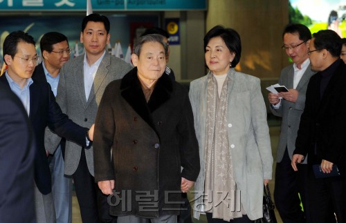 8일 오전 이건희삼성회장이 평창동계올림픽 유치활동을 마치고 부인 홍라희여사와 함께 김포공항을 통해 입국을 하고 있다.<br />이상섭기자/babtong@heraldm.com 2011.03.08
8일 오전 이건희삼성회장이 평창동계올림픽 유치활동을 마치고 부인 홍라희여사와 함께 김포공항을 통해 입국을 하고 있다.
이상섭기자/babtong@heraldm.com 2011.03.08
