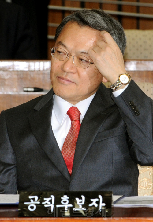 양건 감사원장 후보자가 8일 오전 열린 국회 인사청문특위에 출석,인사청문회에서 한 의원의 질문을 받고 난감한 표정을 짓고 있다.양동출dcyang@heraldm.com/110308/
양건 감사원장 후보자가 8일 오전 열린 국회 인사청문특위에 출석,인사청문회에서 한 의원의 질문을 받고 난감한 표정을 짓고 있다.양동출dcyang@heraldm.com/110308/