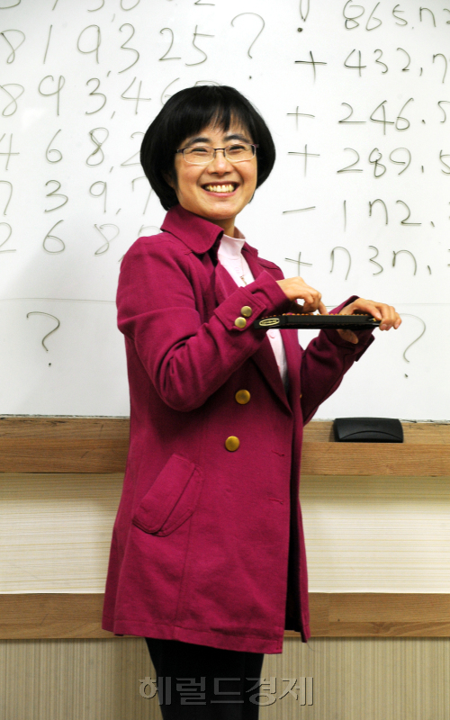 스포트라이트 국내 최고 주산왕 이정희. 박현구 기자phko@heraraldm.com 2011.03.03
스포트라이트 국내 최고 주산왕 이정희. 박현구 기자phko@heraraldm.com 2011.03.03