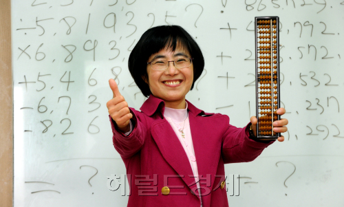 스포트라이트 국내 최고 주산왕 이정희. 박현구 기자phko@heraraldm.com 2011.03.03
스포트라이트 국내 최고 주산왕 이정희. 박현구 기자phko@heraraldm.com 2011.03.03