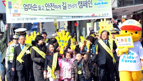 :(사)세아푸키즈코리아, 경찰청, (주)대교는 8일 오전 서울 종로구 재동초등학교에서 ‘엄마손 들고 안전하게 길 건너기’캠페인을 벌여 1학년 아이들이 손바닥 모양의 노란색 ‘엄마손’을 들고 횡단보도를 건너는 교육을 받고 있다. 김명섭 기자 msiron@
(사)세아푸키즈코리아, 경찰청, (주)대교는 8일 오전 서울 종로구 재동초등학교에서 ‘엄마손 들고 안전하게 길 건너기’ 캠페인을 벌여 1학년 아이들이 손바닥 모양의 노란색 ‘엄마손’을 들고 횡단보도를 건너는 교육을 받고 있다.  김명섭 기자/msiron@