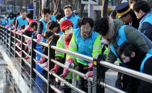 9일 오전 강남구 삼성동소재 코엑스 중앙광장에서 강남구청은 주민, 공무원 1,000여명이 참석한 가운데 새 봄맞이 대청소를 가졌다.<br />이상섭기자/babtong@heraldm.com 2011.03.09
9일 오전 강남구 삼성동소재 코엑스 중앙광장에서 강남구청은 주민, 공무원 1,000여명이 참석한 가운데 새 봄맞이 대청소를 가졌다.
이상섭기자/babtong@heraldm.com 2011.03.09