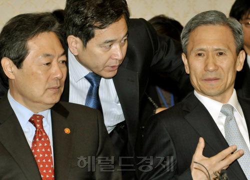 김관진(오른쪽부터) 국방부 장관, 심재철 한나라당 정책위의장, 맹형규 행정안전부 장관이 9일 오전 국회에서 열린 당정협의회에서 토토사이트 해외축구 중계 공격 및 향후 개선방안을 논의하고 있다.양동출dcyang@heraldm.com/110309/
김관진(오른쪽부터) 국방부 장관, 심재철 한나라당 정책위의장, 맹형규 행정안전부 장관이 9일 오전 국회에서 열린 당정협의회에서 토토사이트 해외축구 중계 공격 및 향후 개선방안을 논의하고 있다.양동출dcyang@heraldm.com/110309/
김관진(오른쪽부터) 국방부 장관, 심재철 한나라당 정책위의장, 맹형규 행정안전부 장관이 9일 오전 국회에서 열린 국방 관련 당정회의에서 북한의 디도스(토토사이트 해외축구 중계) 공격 및 향후 대처방안 등에 대해 논의하고 있다. 양동출 기자/dcyang@heraldm.com