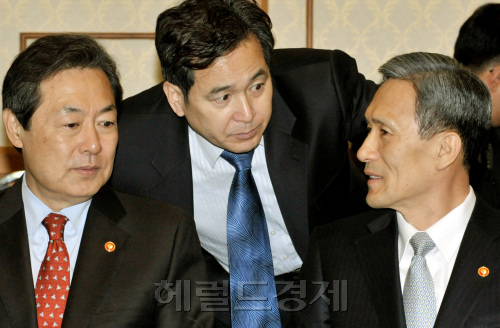 김관진(오른쪽부터) 국방부 장관, 심재철 한나라당 정책위의장, 맹형규 행정안전부 장관이 9일 오전 국회에서 열린 당정협의회에서 DDos 공격 및 향후 개선방안을 논의하고 있다.양동출dcyang@heraldm.com/110309/
김관진(오른쪽부터) 국방부 장관, 심재철 한나라당 정책위의장, 맹형규 행정안전부 장관이 9일 오전 국회에서 열린 당정협의회에서 DDos 공격 및 향후 개선방안을 논의하고 있다.양동출dcyang@heraldm.com/110309/
김관진(오른쪽부터) 국방부 장관, 심재철 한나라당 정책위의장, 맹형규 행정안전부 장관이 9일 오전 국회에서 열린 당정협의회에서 DDos 공격 및 향후 개선방안을 논의하고 있다.양동출dcyang@heraldm.com/110309/
김관진(오른쪽부터) 국방부 장관, 심재철 한나라당 정책위의장, 맹형규 행정안전부 장관이 9일 오전 국회에서 열린 당정협의회에서 DDos 공격 및 향후 개선방안을 논의하고 있다.양동출dcyang@heraldm.com/110309/