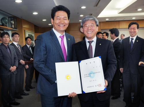 송영길 인천시장, 김하운 인천시 경제정책자문관 김하운 시 경제정책자문관 위촉 / 인천시 경제정책자문관에 김하운 전 한은 인천본부장 위촉