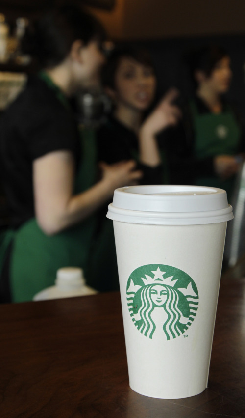 <YONHAP PHOTO-1256> A coffee cup bearing the new Starbucks Corp. logo is shown, Tuesday, March 8, 2011, at a Starbucks store in downtown Seattle, on the day marking the 40th anniversary of the company. The new logo drops the word "Starbucks," but still features the coffee company's signature "Siren" figure. (AP Photo/Ted S. Warren)/2011-03-09 08:37:44/ <저작권자 ⓒ 1980-2011 ㈜연합뉴스. 무단 전재 재배포 금지.>
A coffee cup bearing the new Starbucks Corp. logo is shown in Seattle on Tuesday.  AP-Yonhap News