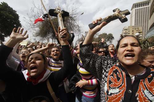 <YONHAP PHOTO-0250> Egyptian Coptic Christians demonstrate outside the state radio and television building in central Cairo on March 8, 2011, to protest the burning of a church last week after deadly clashes between Christians and Muslims in Sol in Atfeeh, a city south of the capital. The protest comes a day after at least 2,000 angry Christians demanded the re-building of the torched church, and that those found guilty be brought to justice.. AFP PHOTO / STR /2011-03-09 01:37:28/ <저작권자 ⓒ 1980-2011 ㈜연합뉴스. 무단 전재 재배포 금지.>
Egyptian Coptic Christians demonstrate outside the state radio and television building in central Cairo on Tuesday, to protest the burning of a church last week after deadly clashes between Christians and Muslims in Sol in Atfeeh, a city south of the capital.  AFP-Yonhap News