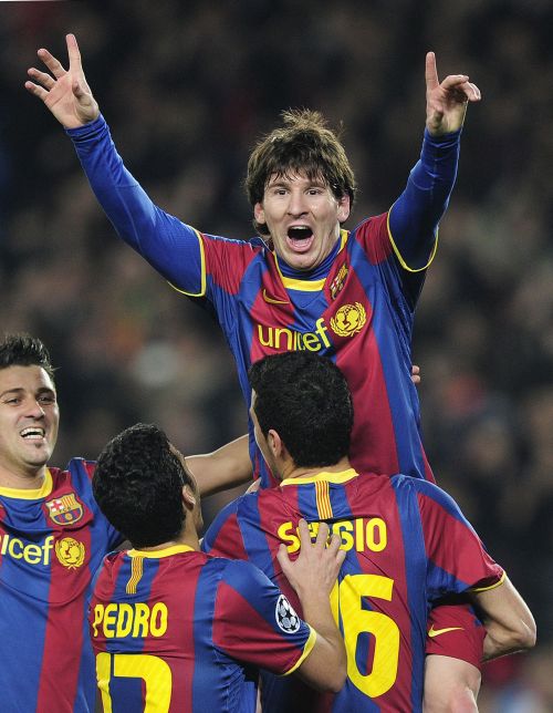 <YONHAP PHOTO-1050> Barcelona's Argentinian forward Lionel Messi (up) is congratulated by his teamates during their Champions League round of 16, 2nd leg football match FC Barcelona vs Arsenal on March 8, 2011 at Camp Nou stadium in Barcelona. AFP PHOTO / JOSEP LAGO /2011-03-09 06:48:38/ <저작권자 ⓒ 1980-2011 ㈜연합뉴스. 무단 전재 재배포 금지.>
Barcelona’s Lionel Messi (top) celebrates his goal against Arsenal.    AFP-Yonhap News