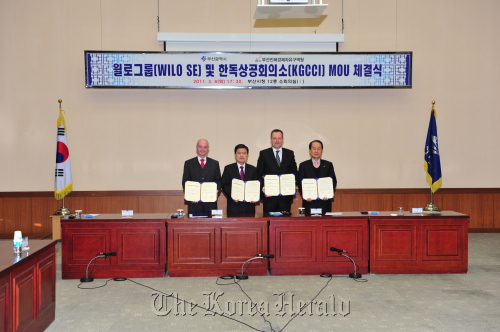 Officials after signing the memorandum of understanding regarding Wilo SE’s investment in Busan Jinhae Free Economic Zone at the Busan City Hall on Tuesday. (From left) Secretary general of Korean-German Chamber of Commerce and Industry Juergen Woehler, Busan Mayor Hur Nam-sik, Wilo SE chief operating officer Holger Krasmann and BJFEZ commissioner Ha Myeng-keun.
Busan Jinhae Free Economic Zone Authority
