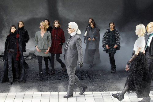 <YONHAP PHOTO-2143> German designer Karl Lagerfeld appears at the end of Chanel's Fall-Winter ready-to-wear 2012 fashion collection, presented in Paris, Tuesday, March 8, 2011. (AP Photo/Francois Mori)/2011-03-08 22:00:27/ <저작권자 ⓒ 1980-2011 ㈜연합뉴스. 무단 전재 재배포 금지.>
German designer Karl Lagerfeld appears at the end of Chanel’s Fall-Winter ready-to-wear 2012 fashion collection, presented in Paris, Tuesday. AP-Yonhap News