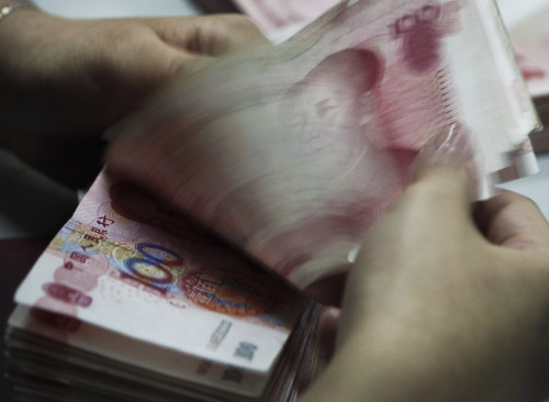 <YONHAP PHOTO-2097> A bank clerk counts Chinese currency notes in Beijing Tuesday, March 8, 2011. China's economy is safe from a "double-dip" slowdown in growth, a top economic planner said Tuesday, though he acknowledged challenges in keeping inflation under control and cutting back on excessive and wasteful investments. (AP Photo/Andy Wong)/2011-03-08 21:54:25/ <저작권자 ⓒ 1980-2011 ㈜연합뉴스. 무단 전재 재배포 금지.>
A bank clerk counts Chinese currency notes in Beijing.  AP-Yonhap News