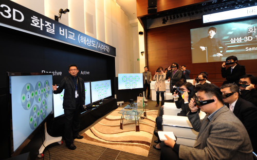 A Samsung Electronics official explains 3-D TV technology to the local press at its headquarters in southern Seoul on Tuesday.  Samsung Electronics