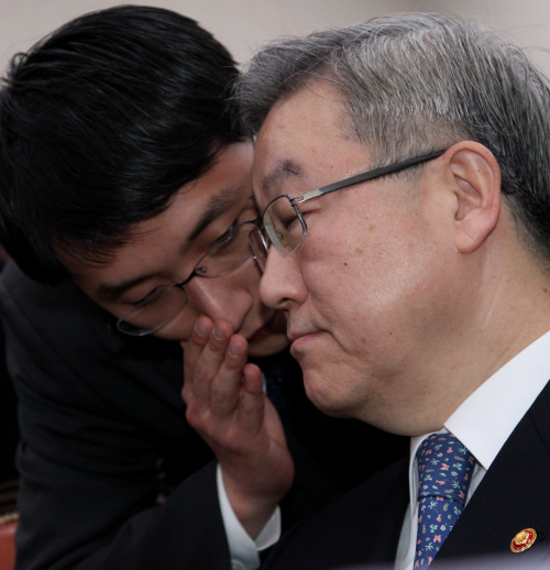 <YONHAP PHOTO-2019> 답변 준비하는 외교부 장관 (서울=연합뉴스) 백승렬 기자 = 김성환 외교통상부장관이 9일 국회 외교통상통일위원회에서 한 직원과 대화를 나누고 있다. 2011. 3. 9 srbaek@yna.co.kr/2011-03-09 14:43:13/ <저작권자 ⓒ 1980-2011 ㈜연합뉴스. 무단 전재 재배포 금지.>
Foreign Minister Kim Sung-hwan (left photo) listens to an aide during a parliamentary session convened Wednesday to deal with the scandal involving Deng Xinming (right photo), a Chinese woman, and South Korean diplomats in Shanghai.  Yonhap News/Seoul Shinmun