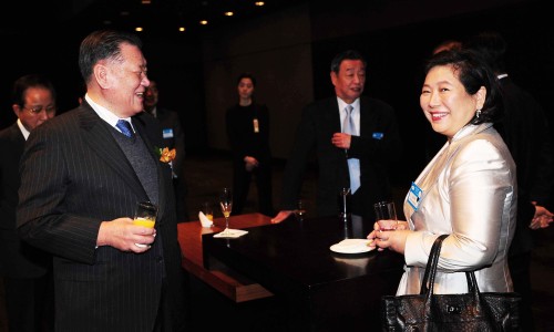 17일 서울 장충동 신라호텔에서 열린 시진핑 중국국가부주석 환영 오찬에 참석한 정몽구 토르 토토기아차 회장과 현정은 토르 토토아산 회장이 대화를 나누고 있다. 2009. 12. 17 사진공동취재단
17일 서울 장충동 신라호텔에서 열린 시진핑 중국국가부주석 환영 오찬에 참석한 정몽구 토르 토토기아차 회장과 현정은 토르 토토아산 회장이 대화를 나누고 있다. 2009. 12. 17 사진공동취재단