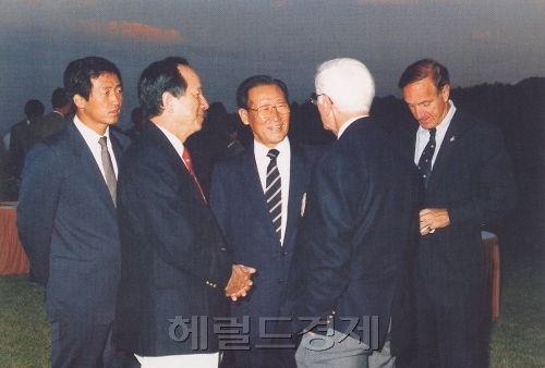 정주영 기업인 1988년, 88 올림픽 기간 중 미국 대표단과 함께 / <정주영 10주기-사이드>누구도 넘보지 못할 ‘위대한’ 업적