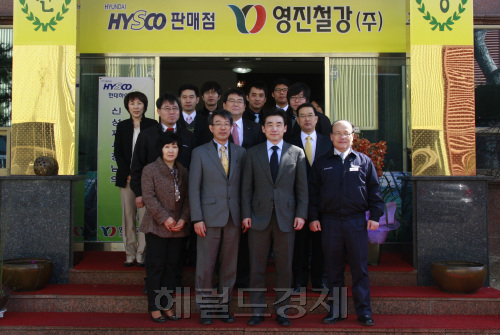 지난달 단독 대표이사로 경영 전면에 나선 신성재(앞줄 오른쪽 두 번째) 현대하이스코 사장이 첫 공식활동으로 협력사를 찾았다. 신 사장은 정몽구 현대ㆍ기아차그룹 회장의 셋째 사위다.
신성재 현대하이스코 사장 협력사 방문
