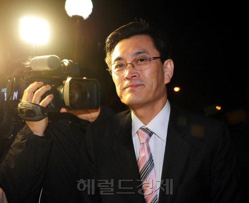 김정기 전 토토사이트 케이 벳 총영사가 9일 저녁 창성동 중앙청사별관에서 조사를 받고 귀가하고 있다./이상섭 기자 babtong@ 2011.03.09
김정기 전 토토사이트 케이 벳 총영사가 9일 저녁 창성동 중앙청사별관에서 조사를 받고 귀가하고 있다./이상섭 기자 babtong@ 2011.03.09
