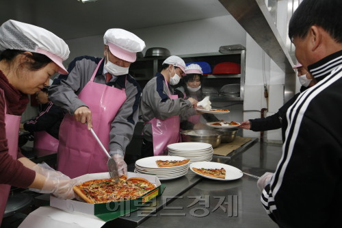한국산업안전보건공단 노ㆍ사(이사장 노민기ㆍ노조위원장 김용선)는 지난 9일 수원시 권선구 소재 정신지체 장애인 복지시설인 ‘수봉재활원’에서 봉사활동을 펼쳤다.  이진용 기자 /jycafe@