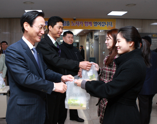 KB국민은행은 10일 회사를 위해 애쓰는 직원들을 격려하고 고마움을 전하기 위해 노사 대표가 직원들에게 도시락을 전달하는 ‘사랑의 도시락 전달 행사’를 가졌다. 민병덕(왼쪽 첫번째) 은행장과 박병권(왼쪽 두번째) 국민은행 노조위원장이 이날 오전 서울 여의도 본점에서 출근하는 직원들을 반갑게 맞이하면서 도시락을 전하고 있다. [사진제공=KB국민은행]