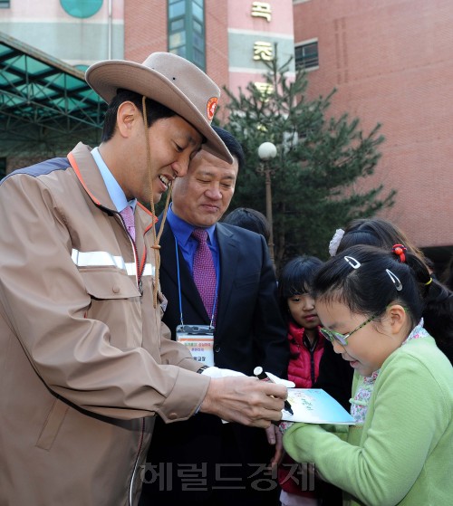 10일 오전 오세훈서울시장이 서울시 동대문구소재 전곡초등학교에서 학교폭력 예방활동 차원의 일일 보안관 체험을  하고 있다.<br />이상섭기자/babtong@heraldm.com 2011.03.10
10일 오전 오세훈서울시장이 서울시 동대문구소재 전곡초등학교에서 학교폭력 예방활동 차원의 일일 보안관 체험을  하고 있다.
이상섭기자/babtong@heraldm.com 2011.03.10
10일 오전 오세훈서울시장이 서울시 동대문구소재 전곡초등학교에서 학교폭력 예방활동 차원의 일일 보안관 체험을  하고 있다.
이상섭기자/babtong@heraldm.com 2011.03.10