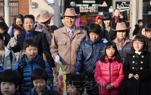 10일 오전 오세훈서울시장이 서울시 동대문구소재 전곡초등학교에서 학교폭력 예방활동 차원의 일일 보안관 체험을  하고 있다.<br />이상섭기자/babtong@heraldm.com 2011.03.10
10일 오전 오세훈서울시장이 서울시 동대문구소재 전곡초등학교에서 학교폭력 예방활동 차원의 일일 보안관 체험을  하고 있다.
이상섭기자/babtong@heraldm.com 2011.03.10
10일 오전 오세훈서울시장이 서울시 동대문구소재 전곡초등학교에서 학교폭력 예방활동 차원의 일일 보안관 체험을  하고 있다.
이상섭기자/babtong@heraldm.com 2011.03.10