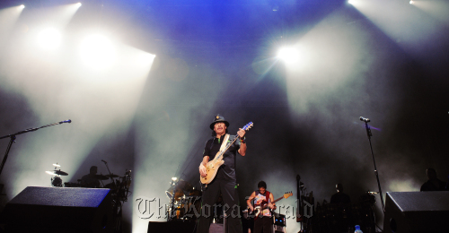 Carlos Santana, the lead guitarist of Latin rock band Santana, performs at the Olympic Gymnastics Gymnasium in Seoul on Wednesday.  Access Entertainment