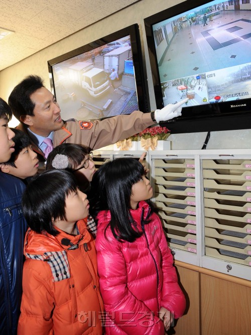10일 오전 오세훈서울시장이 서울시 동대문구소재 전곡초등학교에서 학교폭력 예방활동 차원의 일일 보안관 체험을  하고 있다.<br />이상섭기자/babtong@heraldm.com 2011.03.10
10일 오전 오세훈서울시장이 서울시 동대문구소재 전곡초등학교에서 학교폭력 예방활동 차원의 일일 보안관 체험을  하고 있다.
이상섭기자/babtong@heraldm.com 2011.03.10