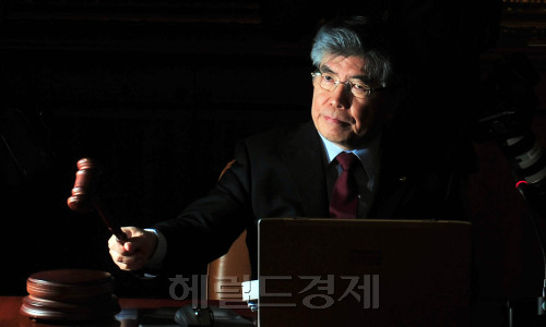 10오전 한국은행에서 열린 금융통화위원회에서 김중수 한국은행 총재가 회의를 주재하고 있다.<br />김명섭 기자 msiron@
10오전 한국은행에서 열린 금융통화위원회에서 김중수 한국은행 총재가 회의를 주재하고 있다.
김명섭 기자 msiron@
10오전 한국은행에서 열린 금융통화위원회에서 김중수 한국은행 총재가 회의를 주재하고 있다.
김명섭 기자 msiron@
한국은행 금융통화위원회는 3월 기준금리를 0.25%포인트 인상해 3.0%로 결정했다. 하지만 물가 잡기가 만만챦아 금통위 개회를 선언하는 김중수 한은 총재의 표정은 밝지 않다. 김명섭 기자/msiron@