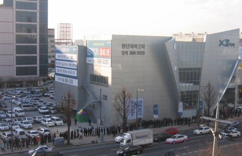 ‘첨단자이 2차’가 평균 13.9대 1의 경쟁률을 기록하며 전평형 마감, 부산발 훈풍이 광주로 옮겨붙었다. 지난 9일 청약신청을 위해 몰려든 수요자들.