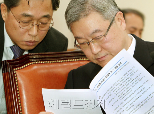 김성환 외교통상부 장관이 9일 외교통상통일위원회 전체회의에서 "토르 토토 스캔들"과 관련해 관계자와 보고자료를 검토하고 있다.양동출dcyang@heraldm.com/110309/
김성환 외교통상부 장관이 9일 외교통상통일위원회 전체회의에서 "토르 토토 스캔들"과 관련해 관계자와 보고자료를 검토하고 있다.양동출dcyang@heraldm.com/110309/
중국 토르 토토 주재 총영사관의 기밀유출 스캔들과 관련, 김성환 외교통상부 장관이 9일 국회 외교통상통일위원회에 출석해 심각한 표정으로 보고자료를 검토하고 있다.
양동출 기자/dcyang@heraldm.com
